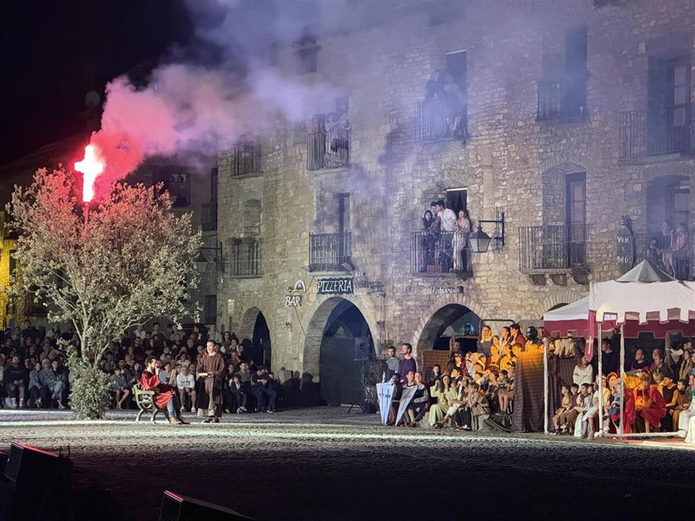 Representación de La Morisma en la plaza Mayor de Aínsa