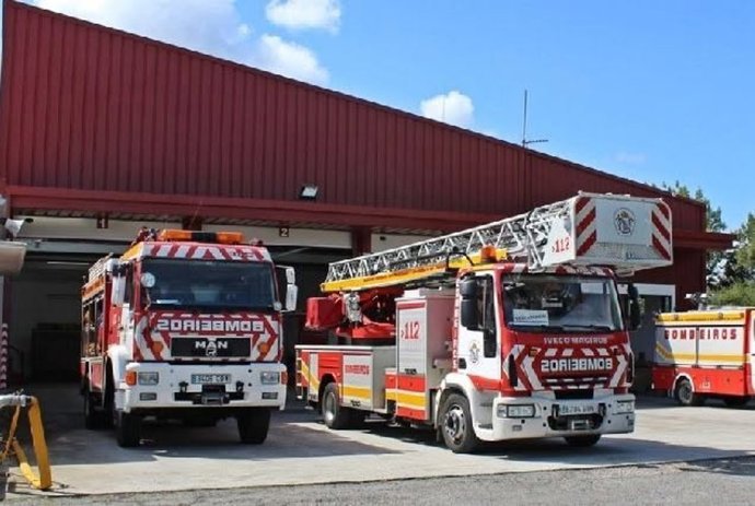 Camiones de los Bomberos de Arteixo estacionados en el parque.