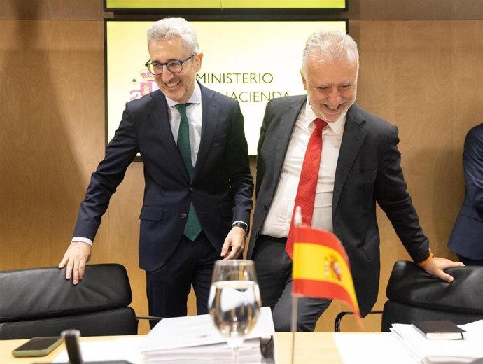 Archivo - (i-d) El ministro de Hacienda, Arcadi España, y el ministro de Política Territorial y Memoria Democrática, Ángel Víctor Torres, durante una reunión del Consejo de Política Fiscal y Financiera (CPFF) en el Ministerio de Hacienda.