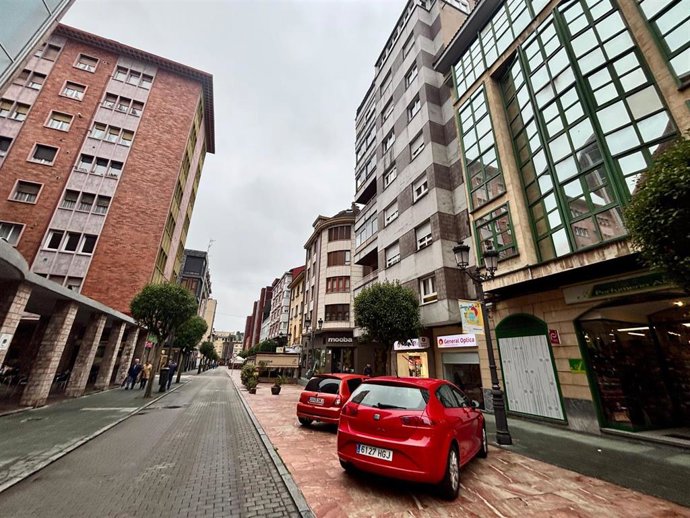 Archivo - Calle de Sama, en Langreo