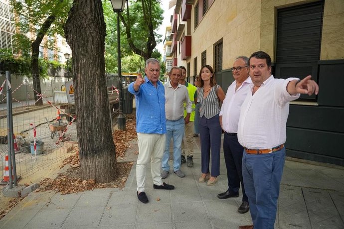 Imagen del alcalde de Sevilla, José Luis Sanz, visitando las obras de las zonas de aparcamiento en el barrio de El Porvenir.