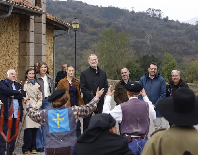 Archivo - Imagen de archivo de la Familia Real en una visita a Valdesoto, tras la concesión del galardón de Pueblo Ejemplar 