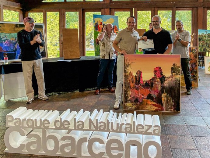 Entrega del primer premio del V Concurso Nacional de Pintura al Aire Libre de Cabárceno a Javier Gilmartín
