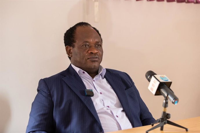 Archivo - LUSAKA, March 29, 2023  -- Brian Mundubile, leader of the opposition in the Zambian parliament, speaks during an interview with Xinhua in Lusaka, Zambia, March 27, 2023. TO GO WITH "Experts chide America for arm-twisting tactics on China-Zambia 