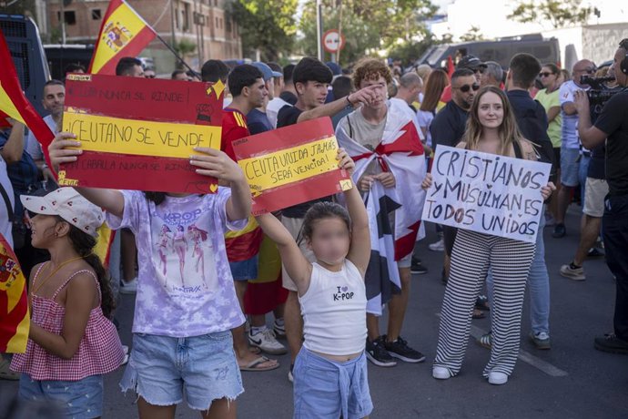Varias personas durante una manifestación para protestar por la situación provocada por su llegada masiva, a 27 de agosto de 2026, en Ceuta (España). 