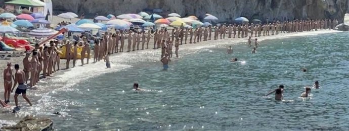Cadena humana reivindicativa del carácter nudista de la playa de Cantarriján convocada por el colectivo.