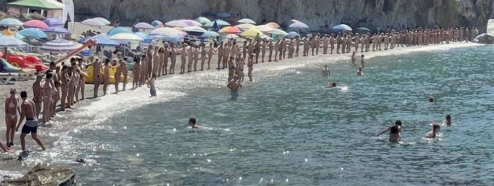 Cadena humana reivindicativa del carácter nudista de la playa de Cantarriján convocada por el colectivo.