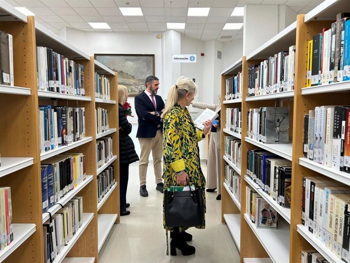 La consejera de Cultura, Patrimonio Histórico y Deporte, Patricia del Pozo, en una biblioteca andaluza.