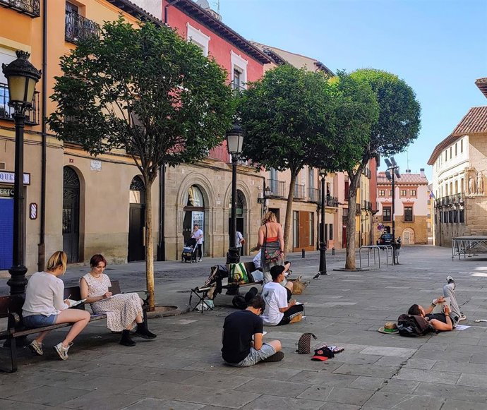Archivo - Talleres de dibujo urbano atraen a turistas para descubrir Logroño a través del lápiz y la acuarela