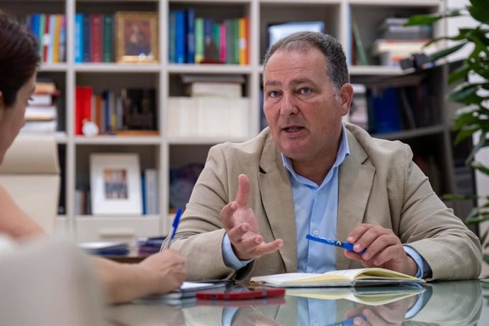 Archivo - El presidente de la Diputación de Huelva, David Toscano, en la entrevista.