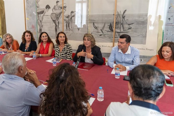 Imagen de archivo de una reunión de trabajo de la alcaldesa con dirigentes municipales.