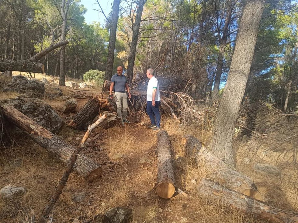 Los concejales de Medio Ambiente, José María Cano, y de Mantenimiento Urbano, Javier Padorno, visitando la zona de los montes del Castillo de Santa Catalina y el parque periurbano de El Neveral para comprobar sobre el terreno su estado.