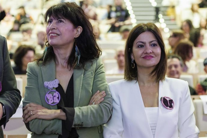 Archivo - La ministra de Igualdad, Ana Redondo (i), y la ministra de Juventud e Infancia, Sira Rego (d), asisten al V Encuentro sobre Violencia Vicaria y Violencia de Género Institucional, en Maracena (Granada). 