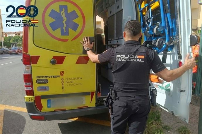 Roba la cartera a un paciente en un hospital y en su huida agrede a dos sanitarias.