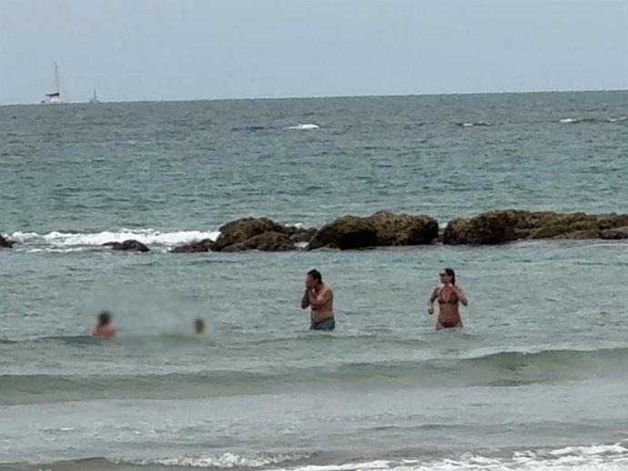 Francisco Rivera, pura complicidad con sus hijos Carmen y Curro durante sus vacaciones en la playa