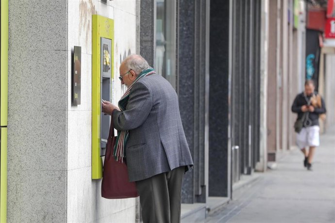 Archivo - Hombre sacando dinero
