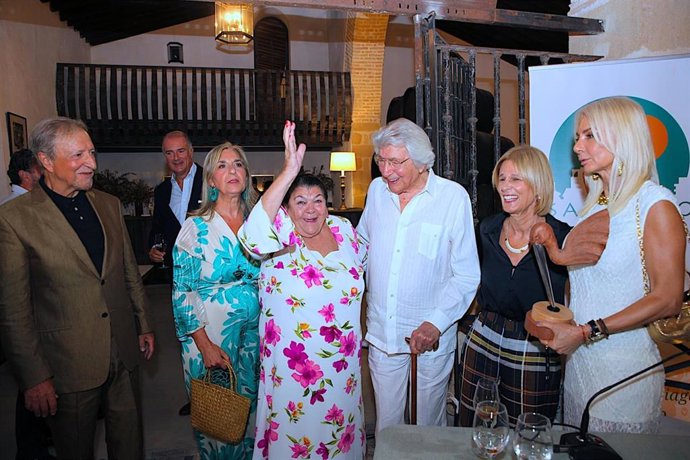 El compositor Manuel Alejandro recibe el galardón 'Cigüeña de Santiago' en su barrio natal de Jerez de la Frontera (Cádiz).
