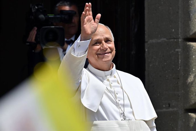 Archivo - El Papa León XIV tras el rezo del Ángelus en Castel Gandolfo.