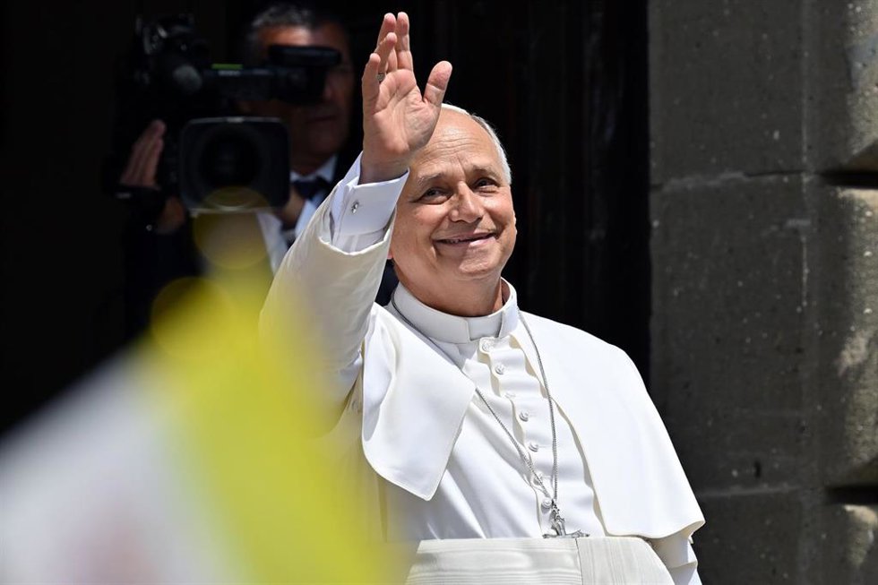 Archivo - El Papa León XIV tras el rezo del Ángelus en Castel Gandolfo.