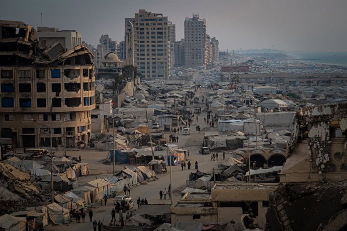 21 de agosto de 2026, Gaza, Palestina, Estado de: GAZA Gaza, PALESTINA, 21 DE AGOSTO DE 2026: Palestinos deslocados realizam suas atividades diárias entre as ruínas de prédios destruídos ao longo da zona costeira da cidade de Gaza ao pôr do sol, em meio a