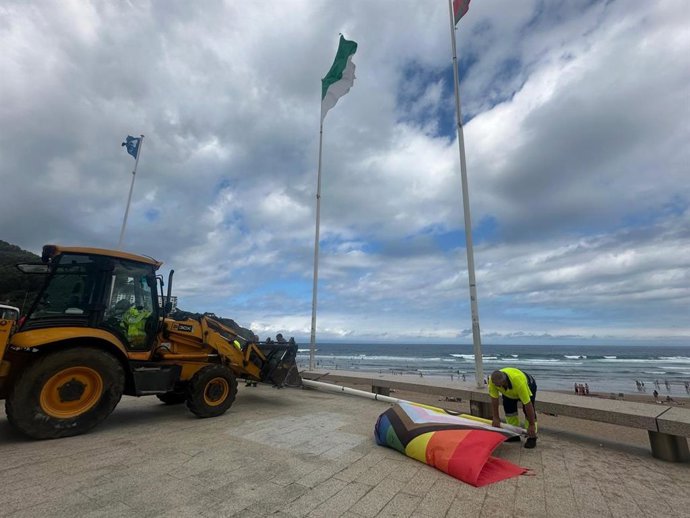 Tiran la bandera LGTBI del paseo de Bakio (Bizkaia)