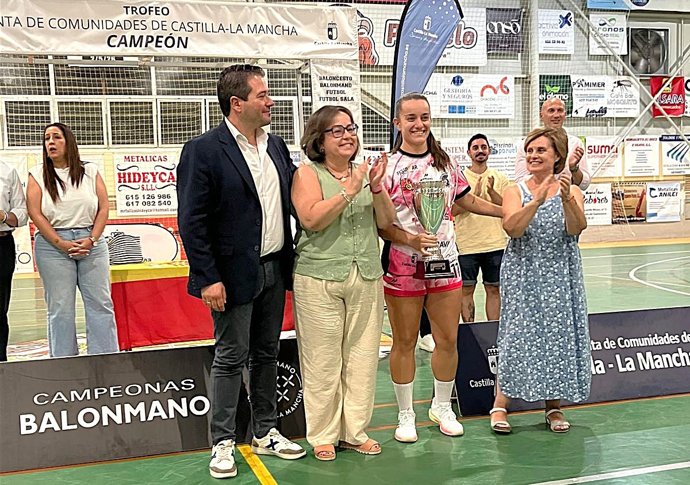 Entrega del  Trofeo JCCM de balonmano femenino.