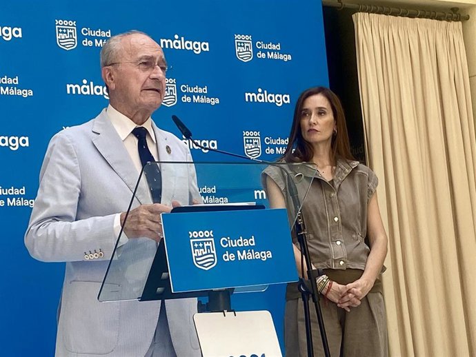 El alcalde, Francisco de la Torre, junto a la concejala Elisa Pérez de Siles  en una imagen de archivo.