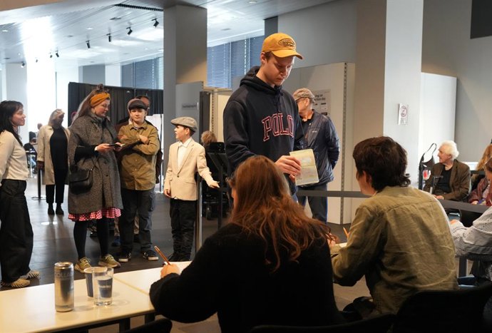 REYKJAVÍK, 30 de agosto de 2026  -- Um eleitor retira as cédulas eleitorais em uma seção eleitoral em Reykjavík, na Islândia, em 29 de agosto de 2026. Os islandeses começaram a votar no sábado sobre a retomada das negociações para aderir à União Europeia 