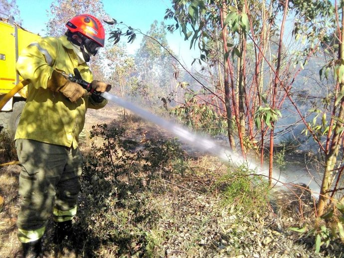 Archivo - Bombero del Infoex interviene en un incendio declarado en Extremadura.