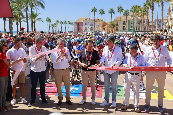 Inicio de la etapa de la Vuelta a España con salida de la Vila Joiosa