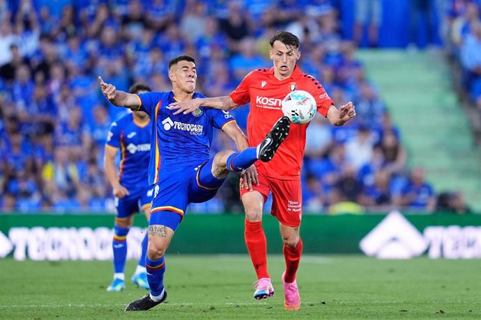 Archivo - Zaid Romero y Ante Budimir en el Getafe CF-CA Osasuna en el Coliseum de la temporada pasada