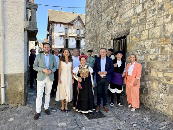 Ansó mantiene viva su tradición en el 55º Día del Traje Ansotano