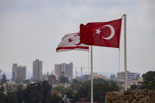 Archivo - Arxivo - Banderes de Turquia i de l'autoproclamada República Turca del Nord de Xipre