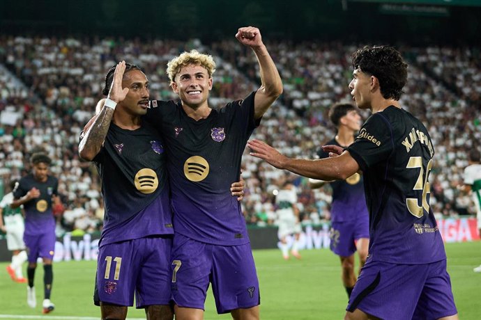 Raphinha, Fermín López y Xavi Espart celebran un gol del FC Barcelona