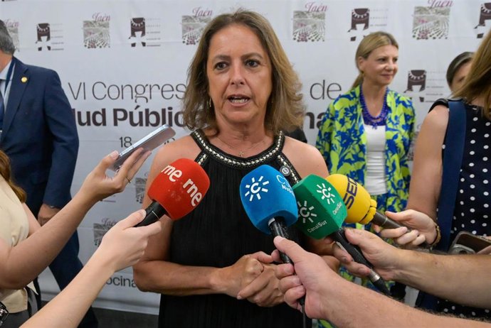 Archivo - La exconsejera de Sostenibilidad y Medio Ambiente de la Junta de Andalucía, Catalina García, atiende a los medios antes de participar en la inauguración del VI Congreso Andaluz de Salud Pública Veterinaria que se celebra en Jaén. (Foto de archiv