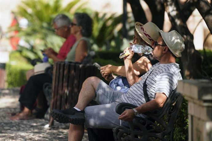 Archivo - Dos personas con ropa veraniega y sombreros. A 18 de julio de 2025, en Málaga (Andalucía, España).
