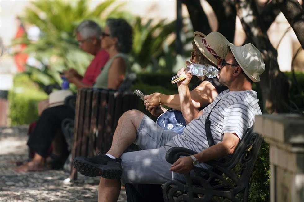 Archivo - Dos personas con ropa veraniega y sombreros. A 18 de julio de 2025, en Málaga (Andalucía, España).