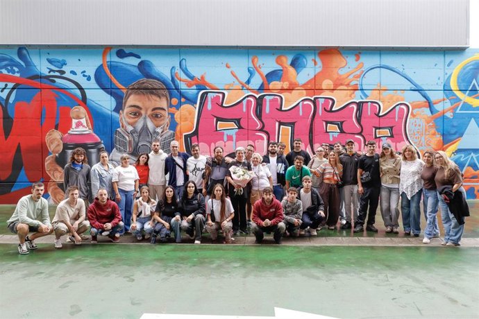 Inauguración del mural que recuerda a Carlos Cubillas 'Posa' en el pabellón polideportivo de Requejada