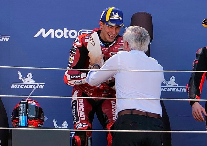 El presidente del Gobierno de Aragón, Jorge Azcón, felicitado al piloto español Marc Márquez tras ganar el Gran Premio de Aragón MotoGP de Motorland, en Alcañiz (Teruel)