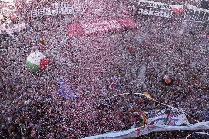 Miles de personas durante el pregón y el lanzamiento del txupín de la Semana Grande de Bilbao