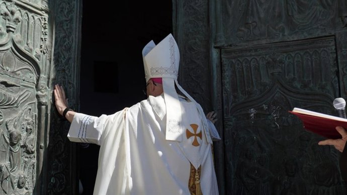 El arzobispo de Toledo y Primado de España, Francisco Cerro, abre la Puerta Jubilar de la basílica de Santa María de Guadalupe, dando comienzo así al Año Jubilar Guadalupense que se extenderá hasta el 8 de septiembre de 2027, a 30 de agosto de 2026.