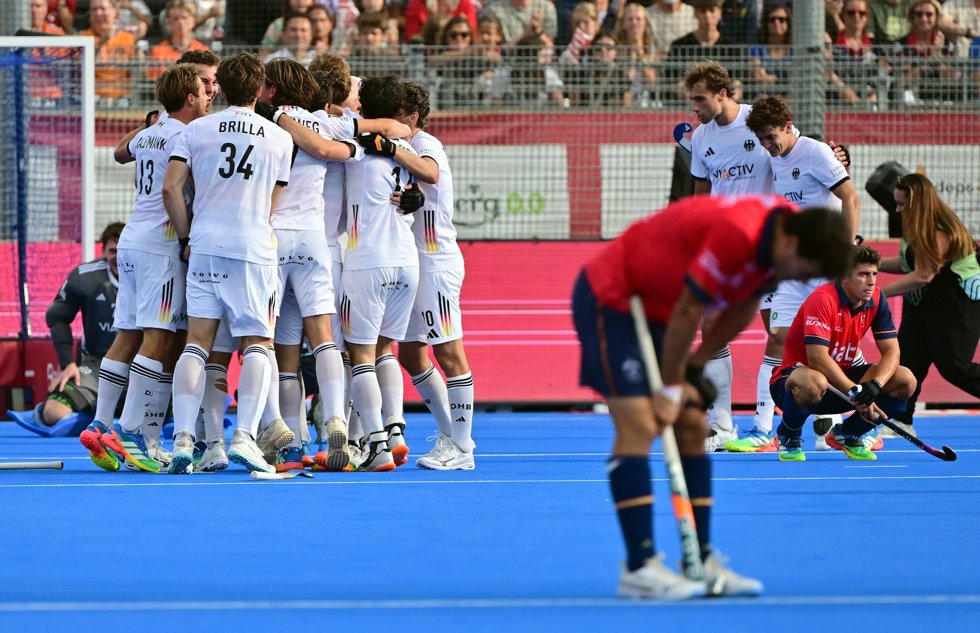 Los jugadores españoles lamentan la derrota ante Alemania en la final del Mundial de Hockey sobre Hierba 2026