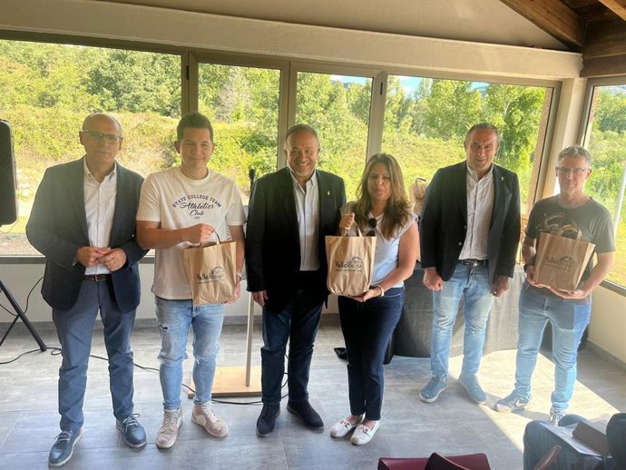 El presidente de la Diputación de León, Gerardo Álvarez Courel, durante el evento celebrado en Corullón para los participantes en el programa Repuebla León Sostenible