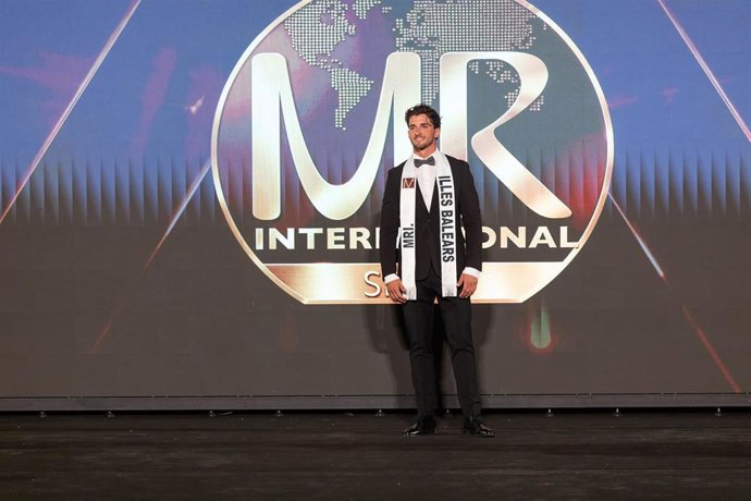 El representante de Baleares, Javier Iglesias, se proclama Mister International Spain 2026 en una gala celebrada en Medellín (Badajoz), a 29 de agosto de 2026.