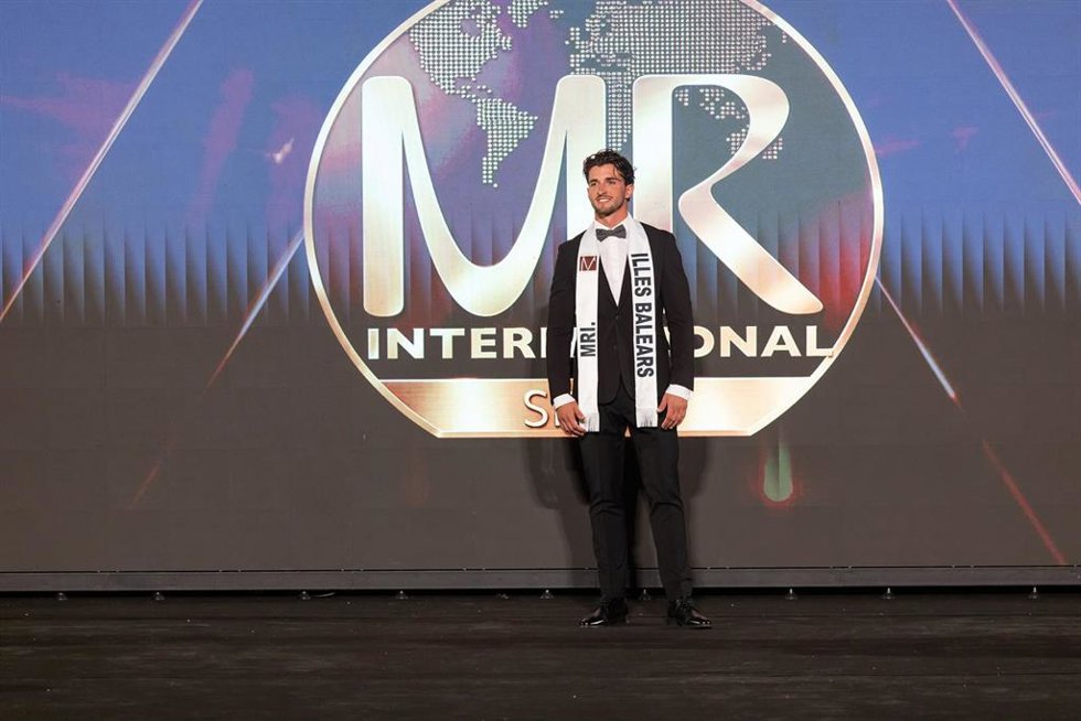 El representante de Baleares, Javier Iglesias, se proclama Mister International Spain 2026 en una gala celebrada en Medellín (Badajoz), a 29 de agosto de 2026.