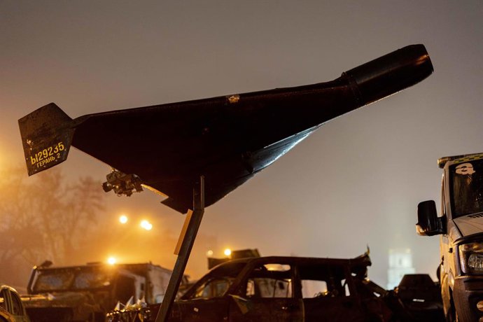 Archivo - November 20, 2025, Kyiv, Kyiv City, Ukraine: A Shahed type drone, a Russian made Geran-2, is displayed along destroyed Russian tanks and equipment and destroyed Ukrainian civilian vehicles displayed on Mykhailivska square in Kyiv. Shahed type dr