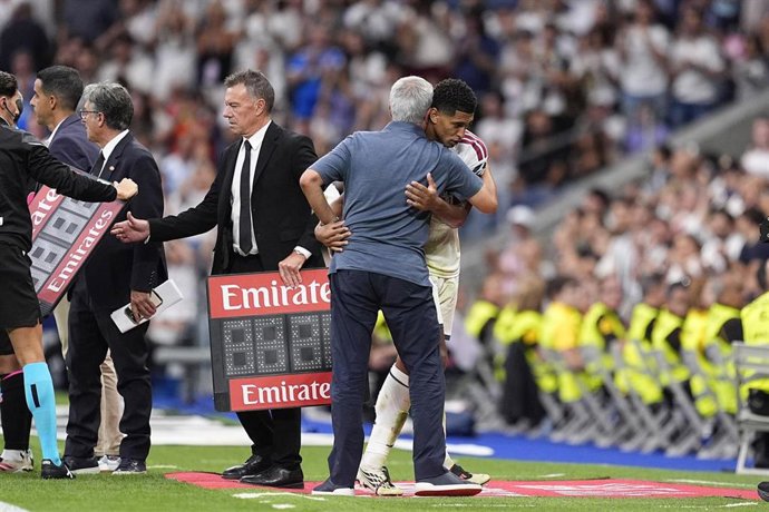 Jude Bellingham se abraza a José Mourinho tras ser sustituido en el Real Madrid-Málaga CF de LaLiga EA Sports 26-27