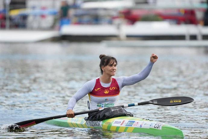 La española Sara Ouzande celebra su bronce en el Mundial de Piragüismo 2026