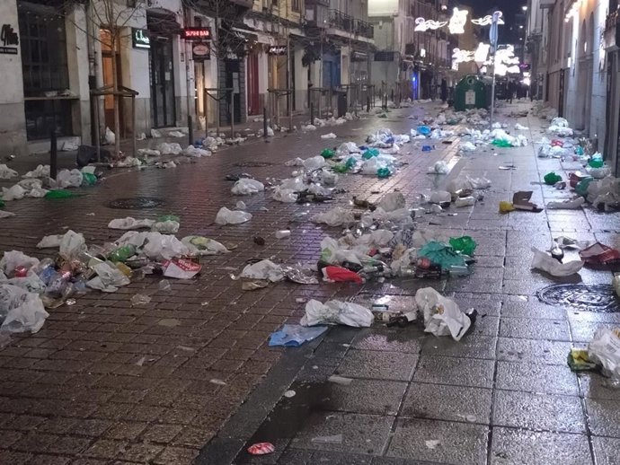 Archivo - Imagen de archivo de restos de botellón en Santander.-ARCHIVO