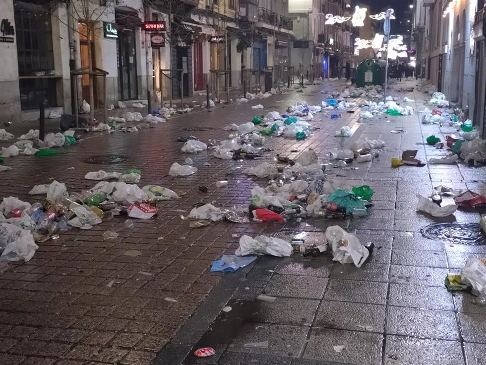 Archivo - Imagen de archivo de restos de botellón en Santander.-ARCHIVO